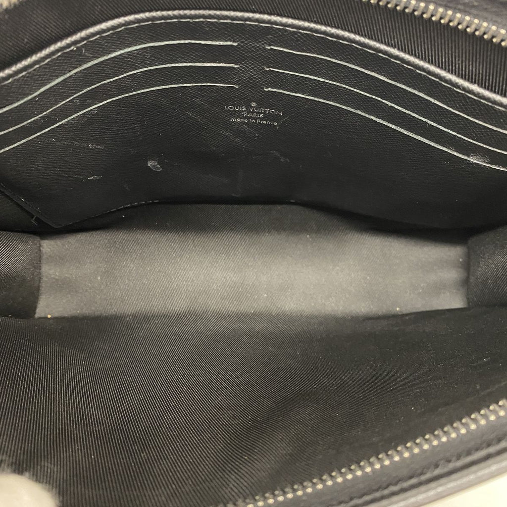 Louis Vuitton Clutch Taiga Pochette Voyage Black — view 4