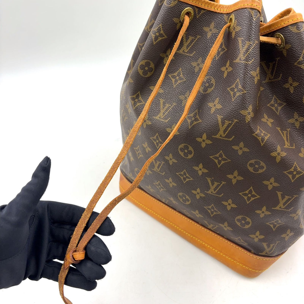 Louis Vuitton Noe Monogram Leather Brown Shoulder Bag Gold — view 8