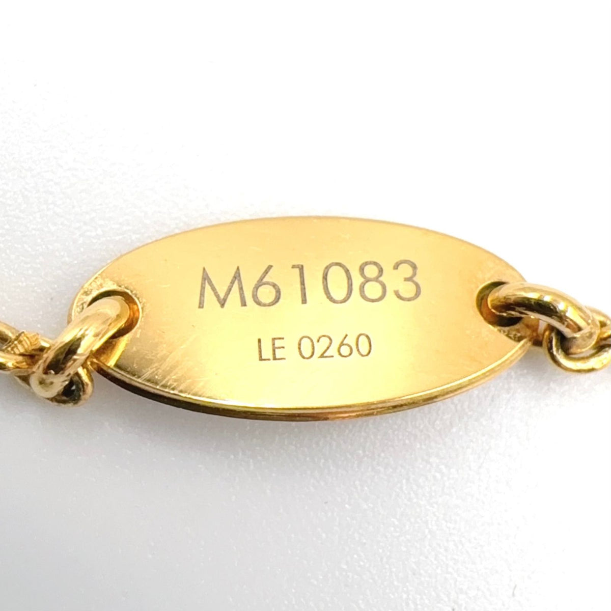 Louis Vuitton Essential V Metal Gold Necklace — view 5