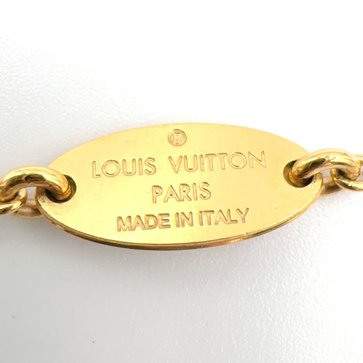 Louis Vuitton Essential V Metal Gold Necklace — view 4