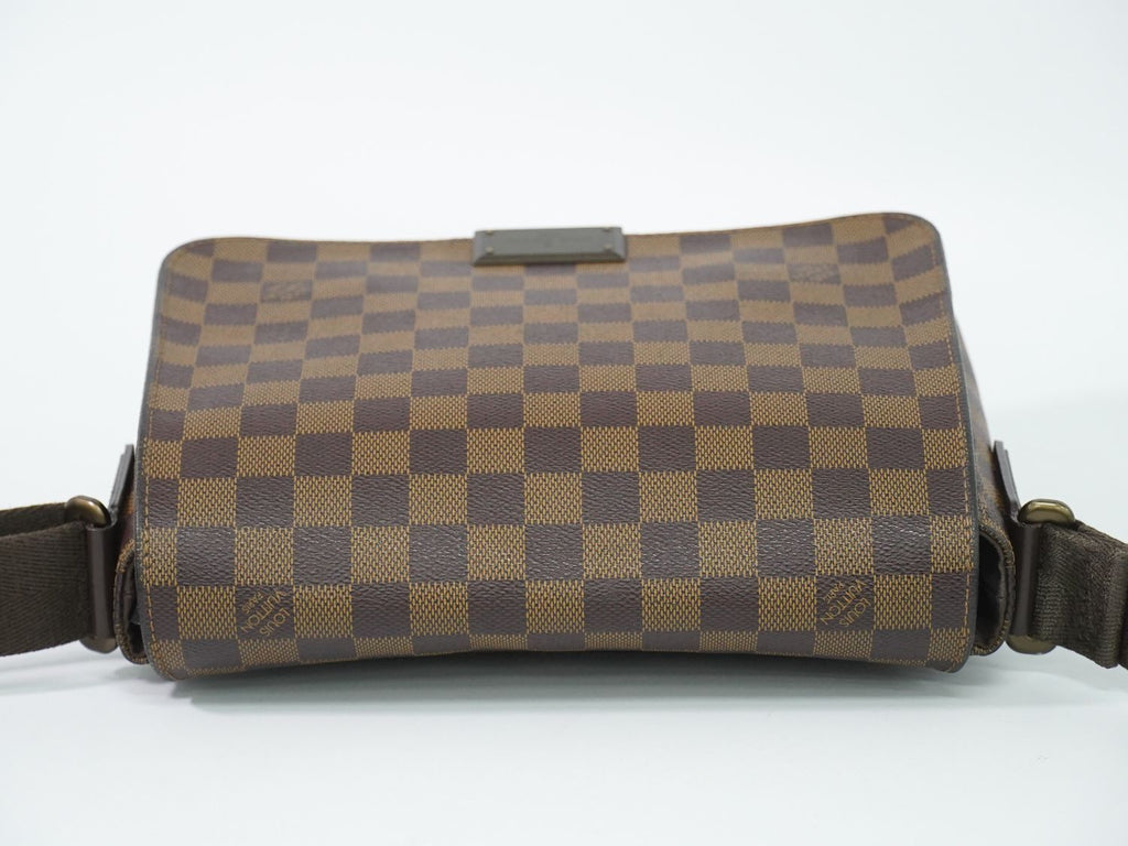 Louis Vuitton LV District PM Damier Ebene Shoulder Bag Pochette Brown — view 5