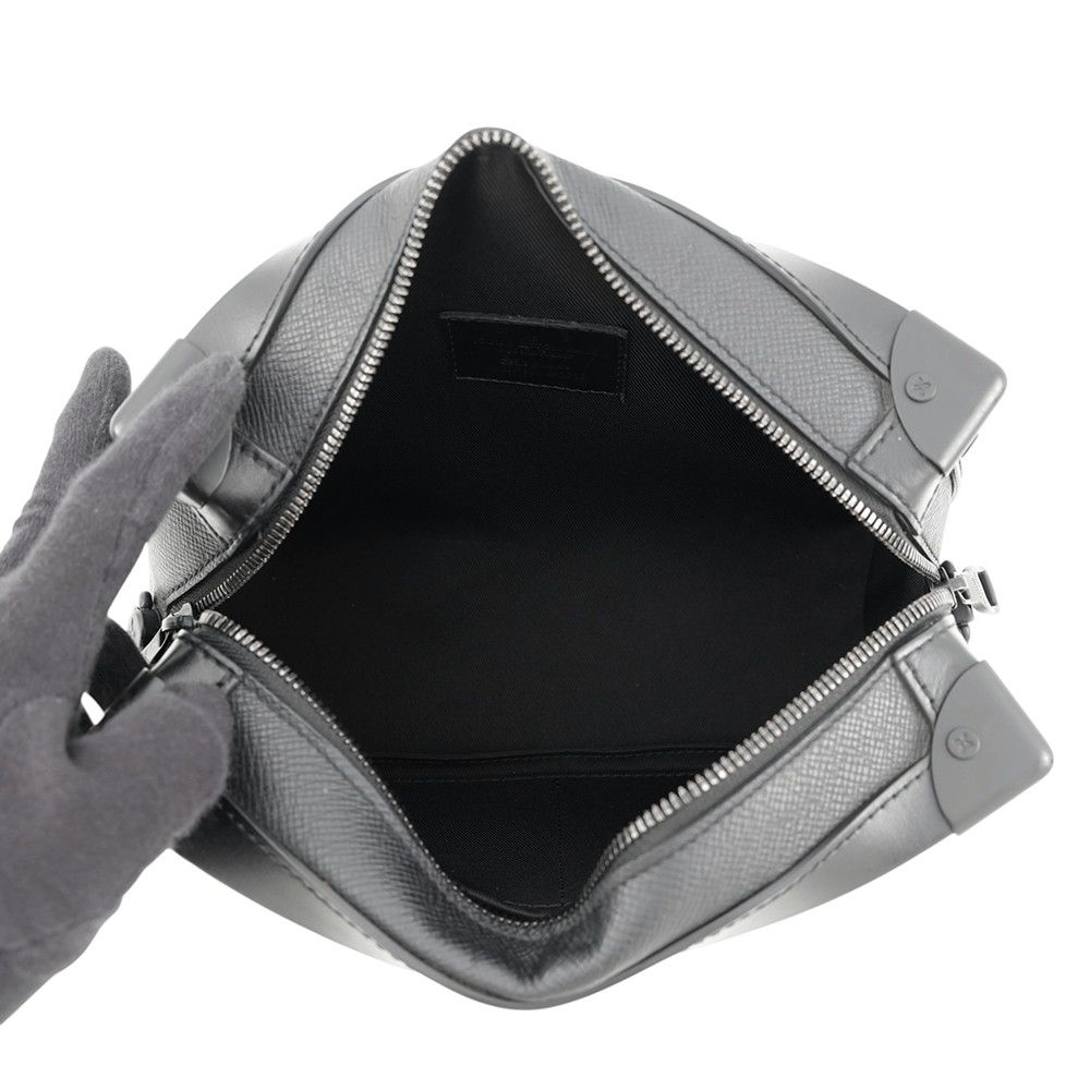 Louis Vuitton Shoulder Bag Taiga Soft Trunk Black — view 5