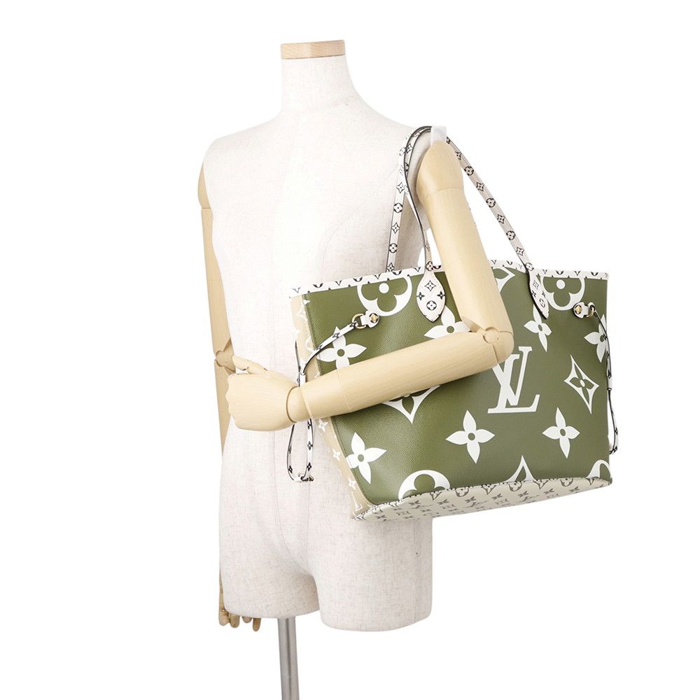 Louis Vuitton Tote Bag Monogram Giant Neverfull MM — view 4