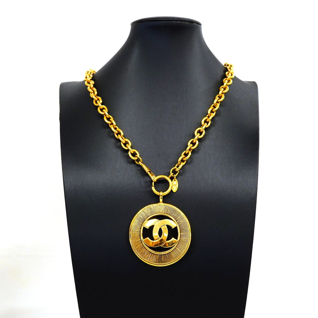 Chanel Necklace Vintage CC Logo Round Circle Gold Plated — view 7