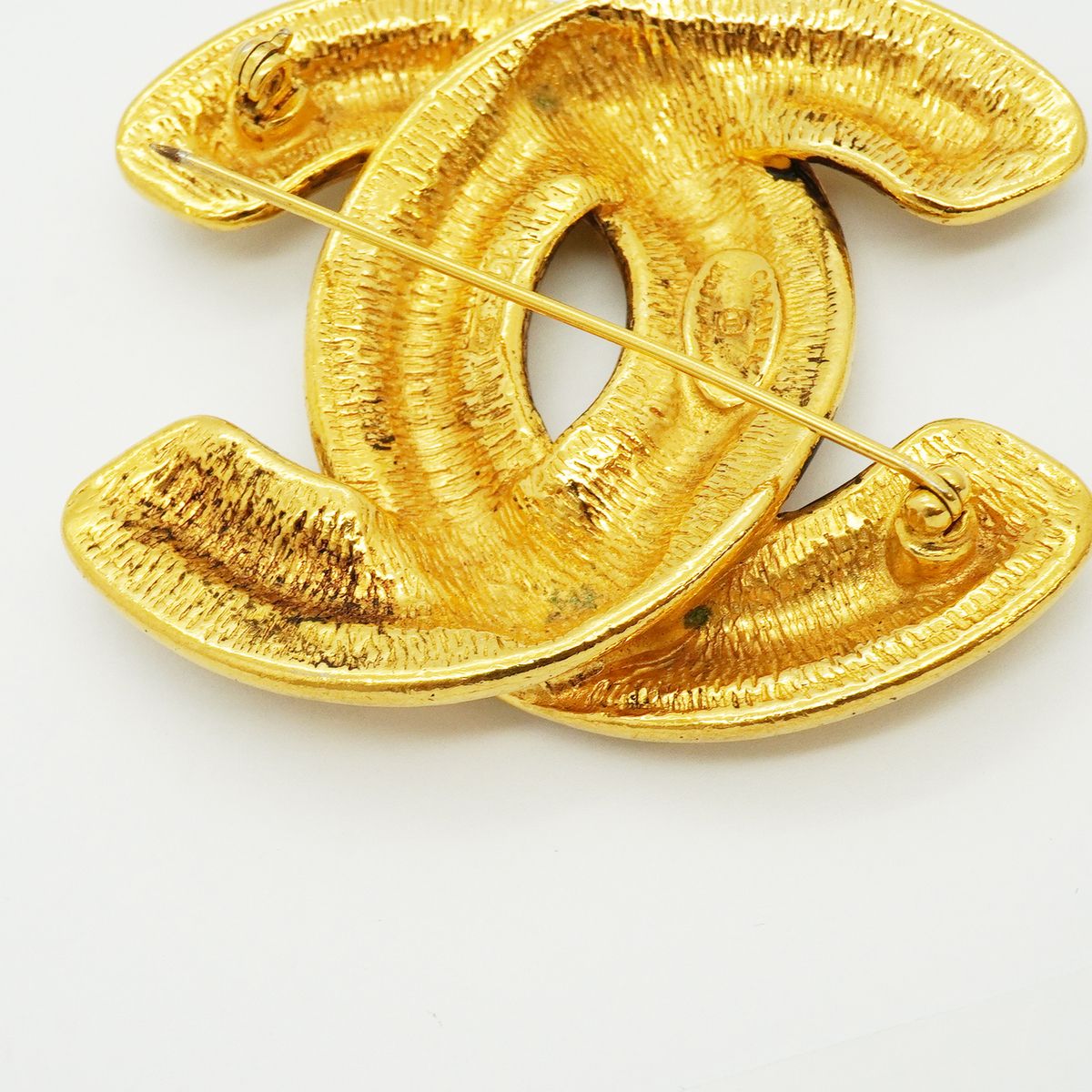 Chanel Brooch Vintage CC Logo Quilted Gold Plated — view 8