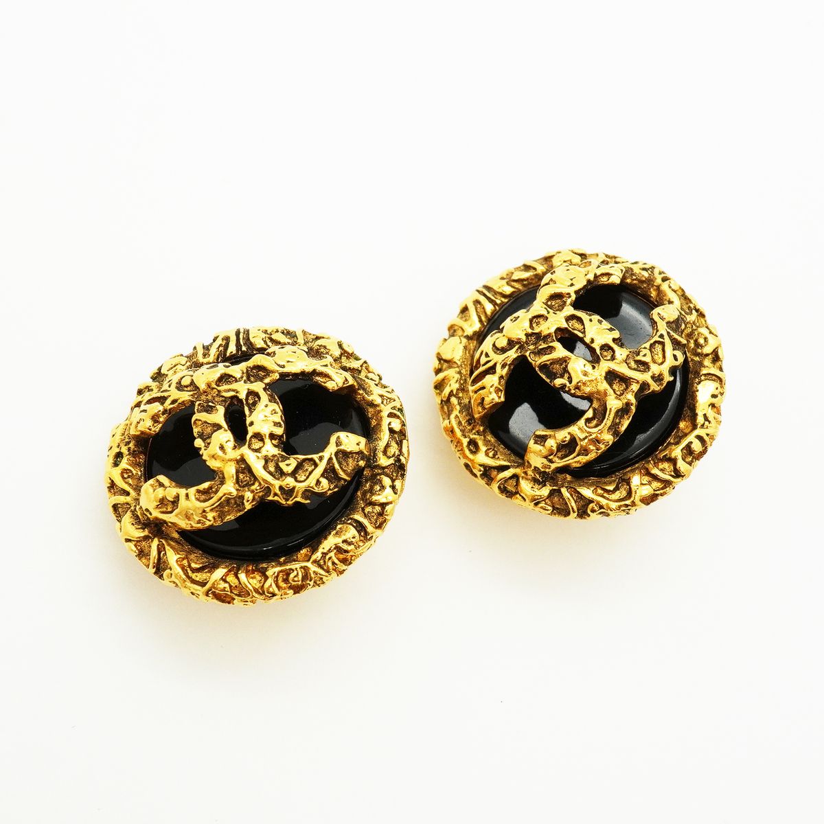 Chanel Earrings Vintage CC Logo Round Circle Lava Motif Gold Plated Black — view 2