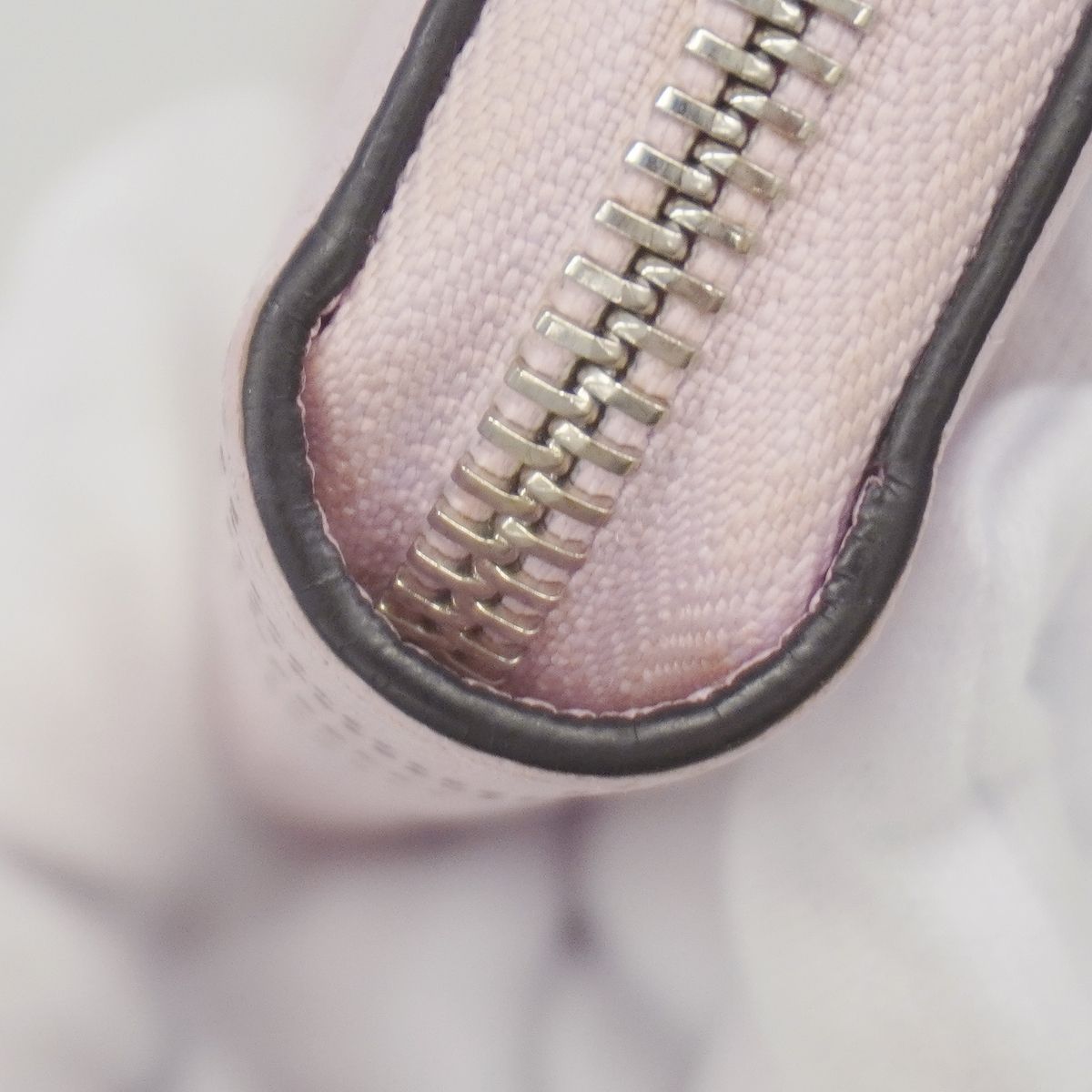 Louis Vuitton Wallet Mahina Zippy Gimauve — view 7