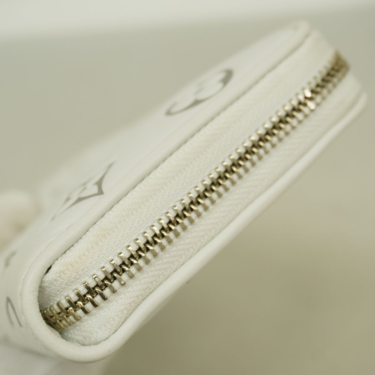 Louis Vuitton Wallet Coussin LV Ski Zippy White — view 5