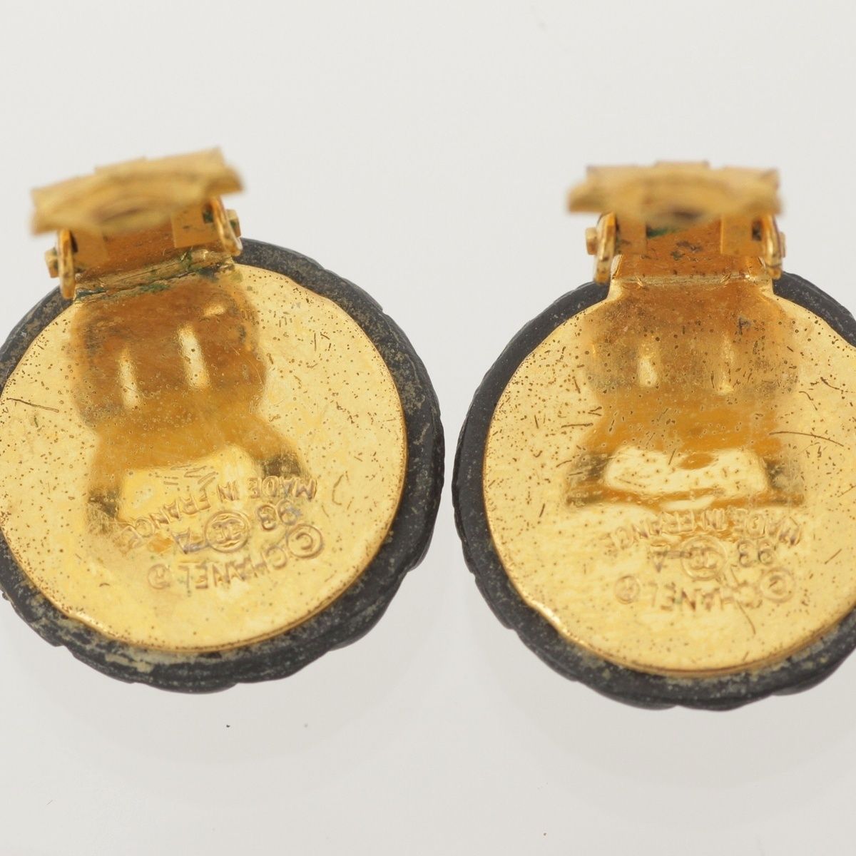 Chanel 93A Quilted CC Logo Earrings Black Gold — view 5