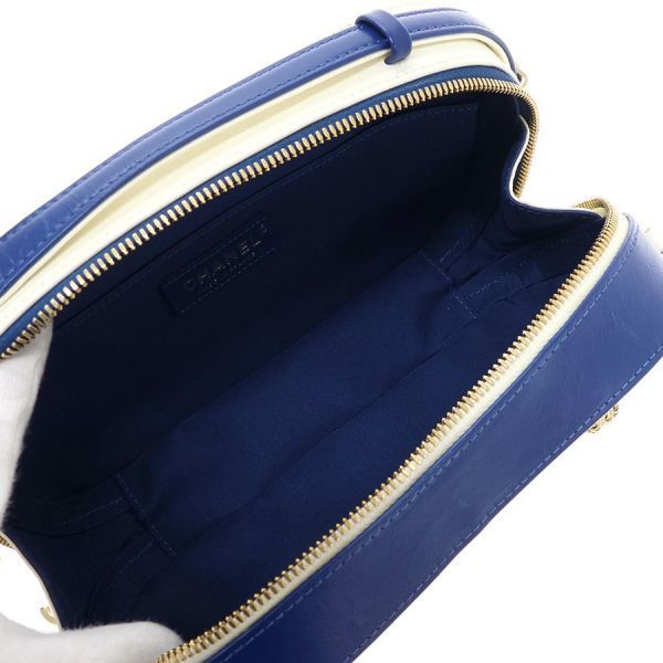Chanel Chain Shoulder Bag White — view 2