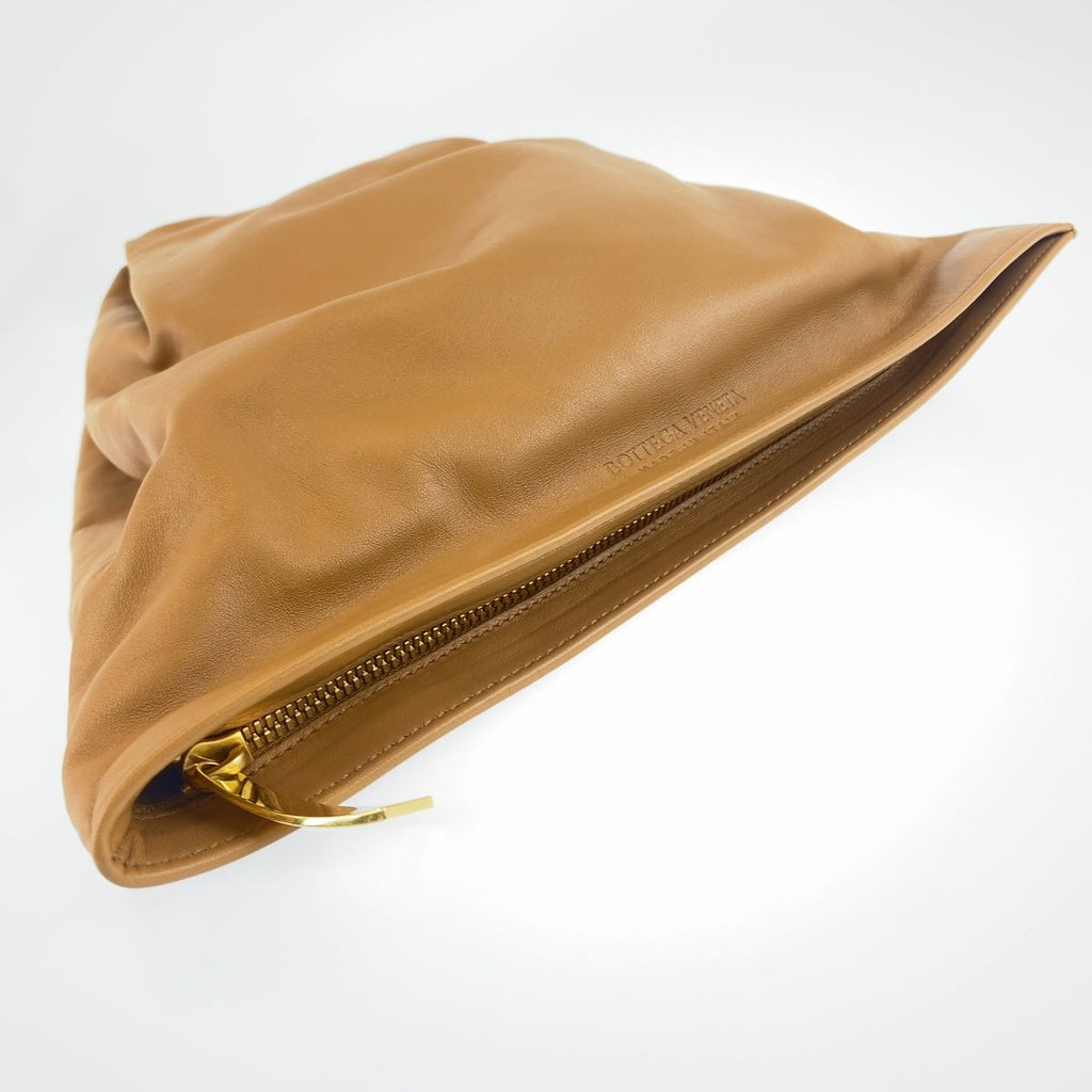 Bottega Veneta BV Twist Camel Brown Leather Handbag Clutch — view 4