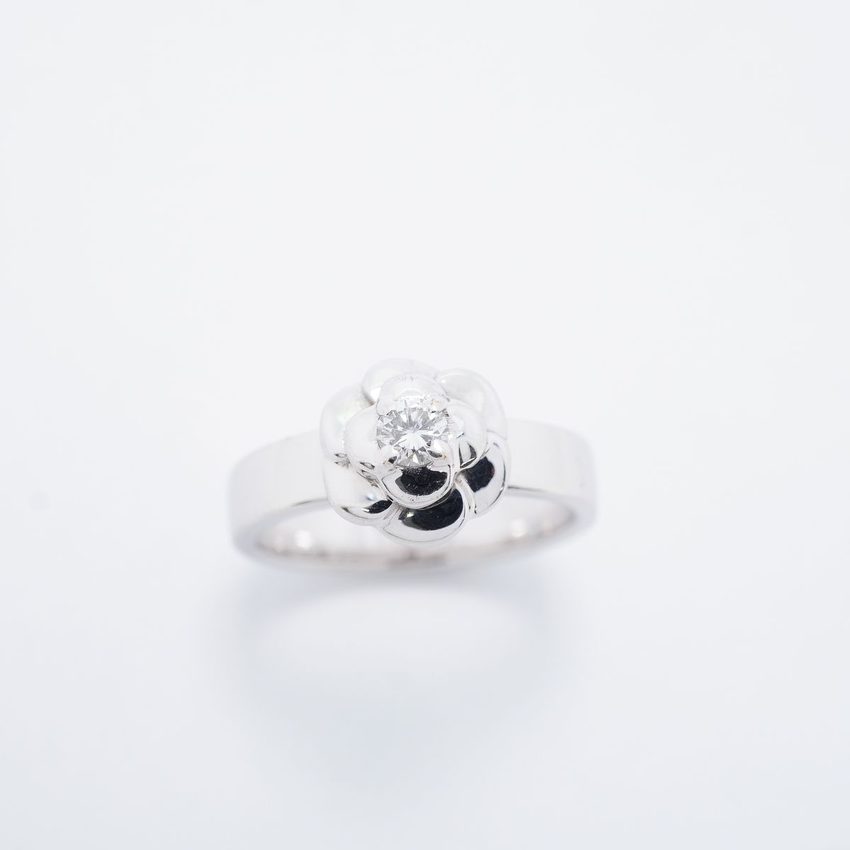 Chanel Ring Camellia White Gold Diamond — view 2