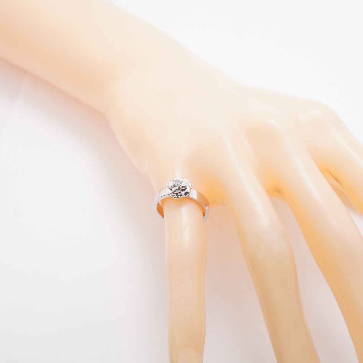 Chanel Ring Camellia White Gold Diamond — view 7