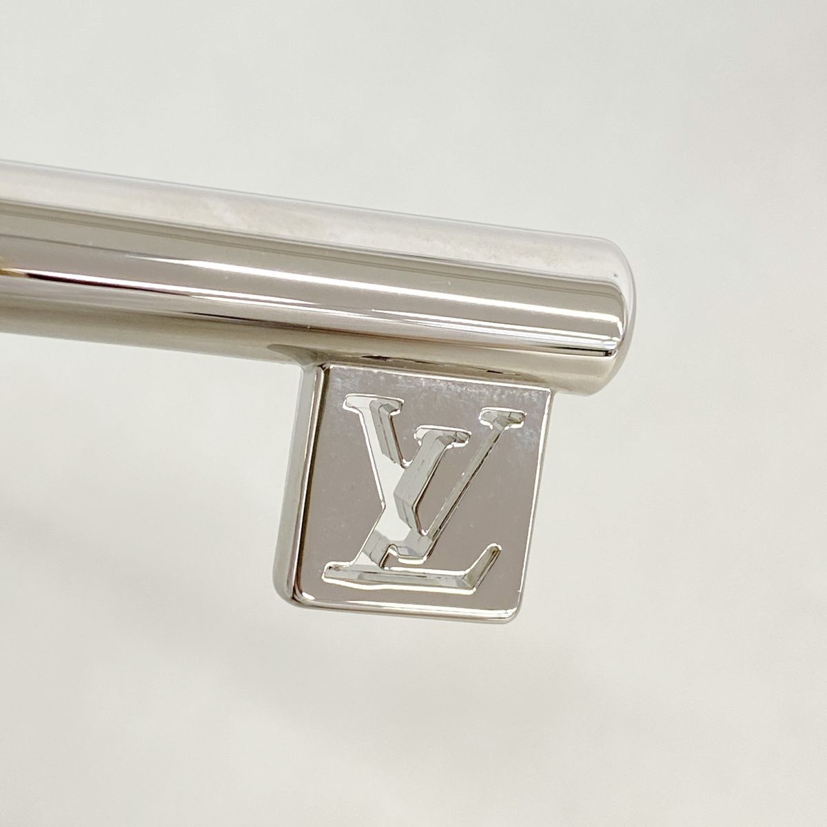 Louis Vuitton Key Holder Charm Porte Cles Travel Key Silver — view 3
