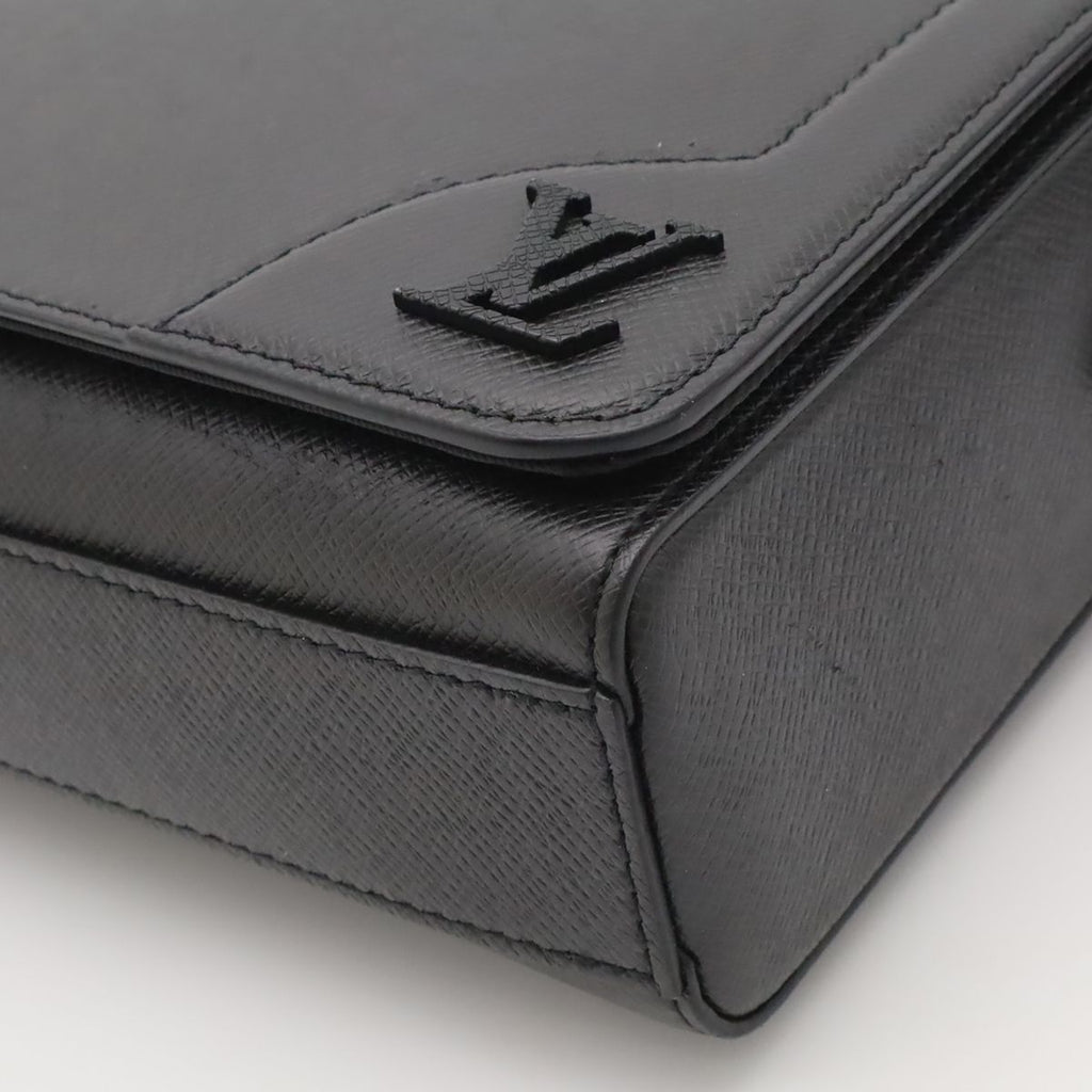 Louis Vuitton Taiga New Flap Messenger Shoulder Bag Crossbody Leather Noir — view 3
