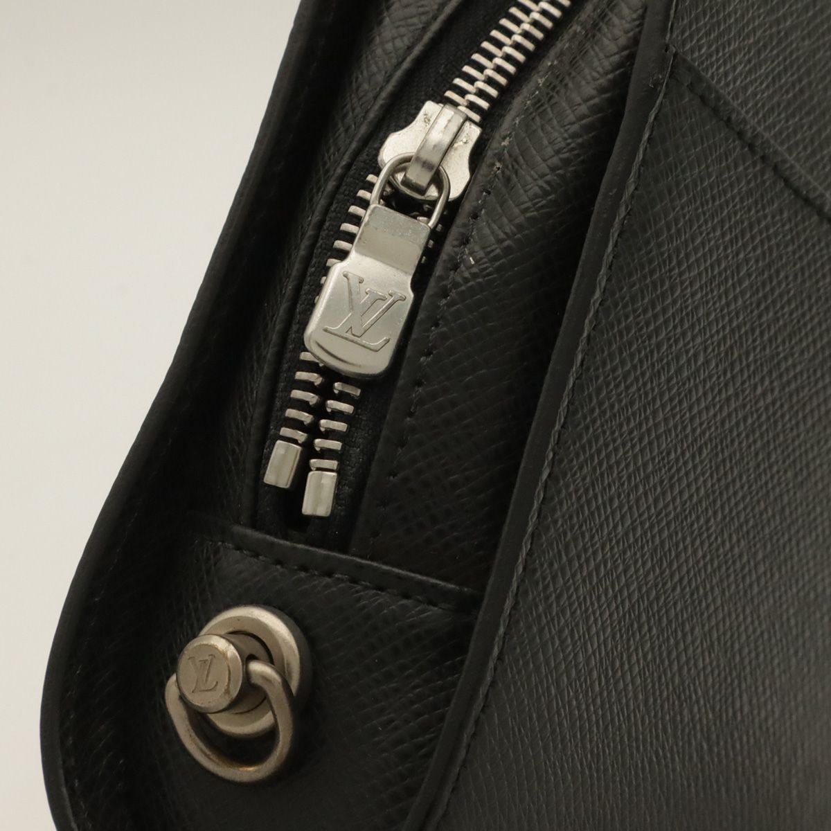Louis Vuitton Taiga Baikal Clutch Handbag Ardoise Black — view 5