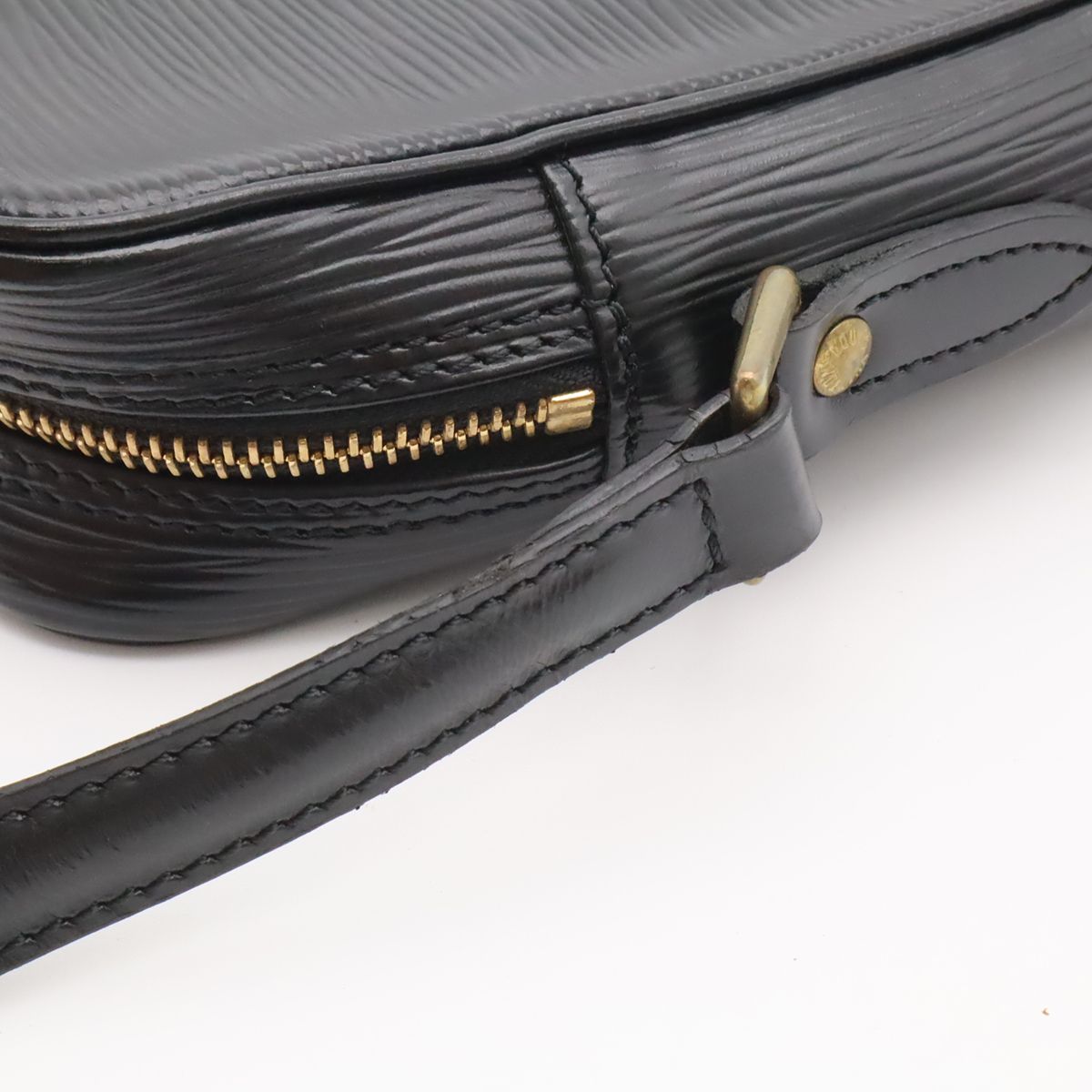 Louis Vuitton Epi Danube Shoulder Bag Pochette Crossbody Leather Noir Black — view 4