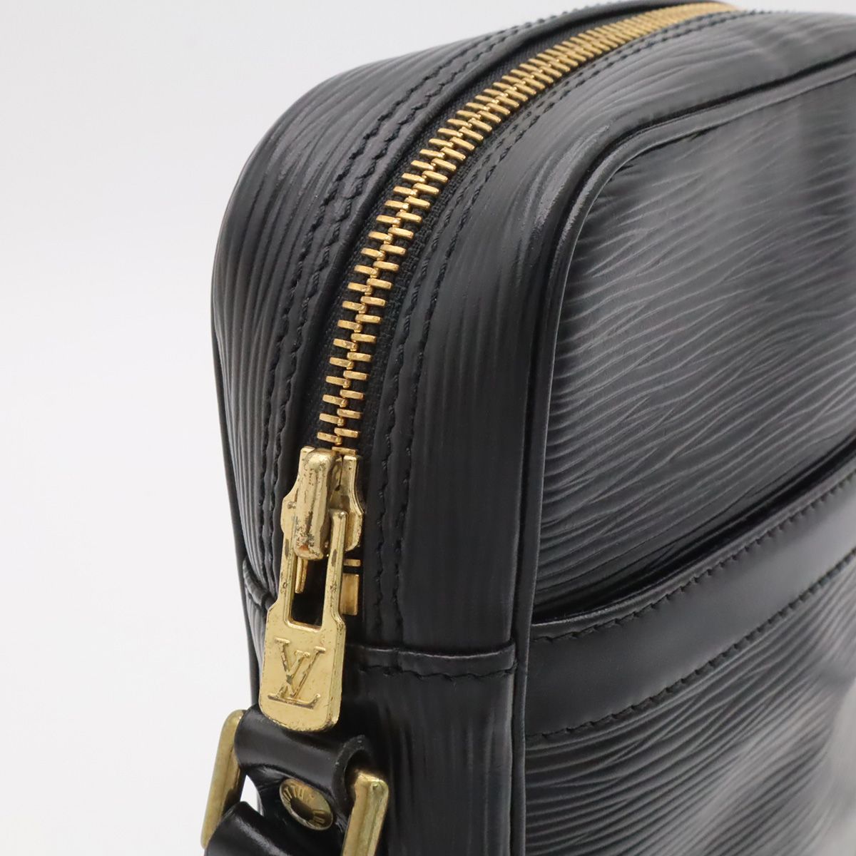 Louis Vuitton Epi Danube Shoulder Bag Pochette Crossbody Leather Noir Black — view 6