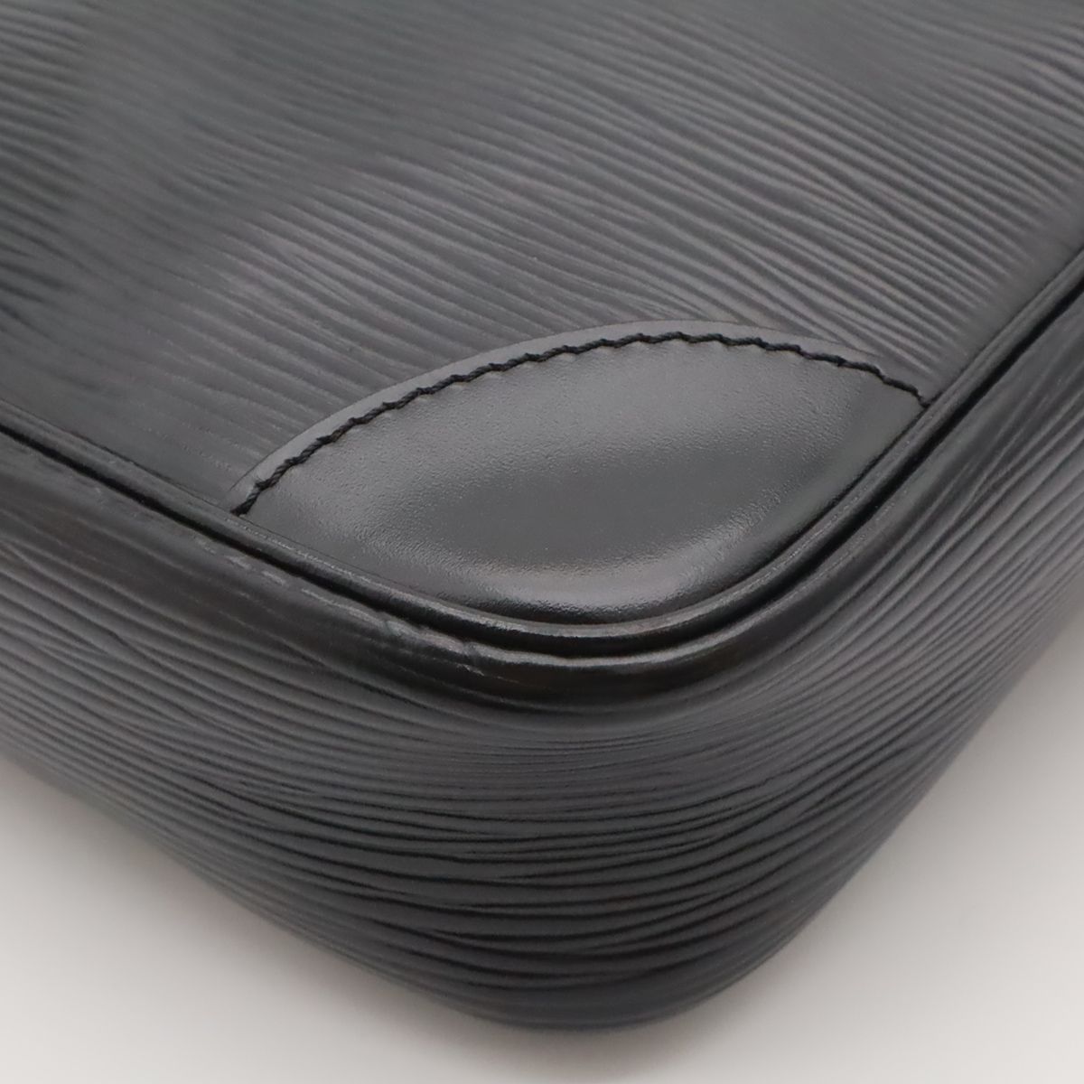 Louis Vuitton Epi Danube Shoulder Bag Pochette Crossbody Leather Noir Black — view 3