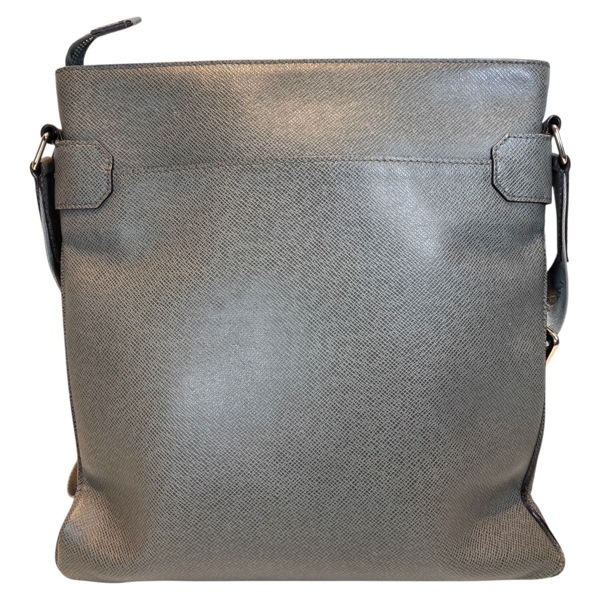 Louis Vuitton Sasha Taiga Shoulder Bag Leather — view 2