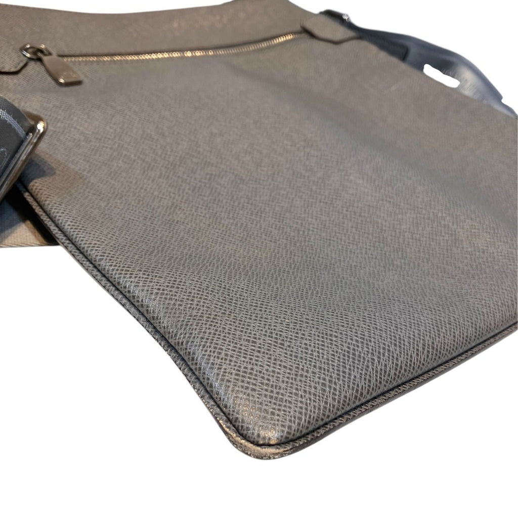 Louis Vuitton Sasha Taiga Shoulder Bag Leather — view 8