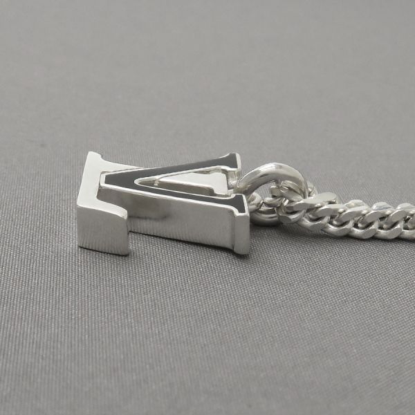 Louis Vuitton Pendant LV Spike — view 3