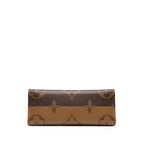 Louis Vuitton Monogram Giant Reverse On The Go MM 2-Way Shoulder Bag Brown — view 3
