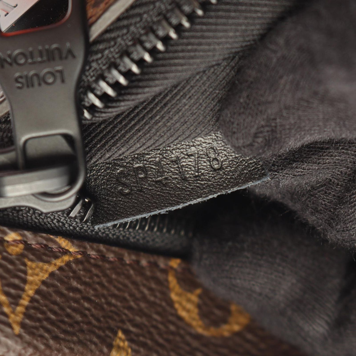 Louis Vuitton Clutch Pochette Volga Leather — view 5