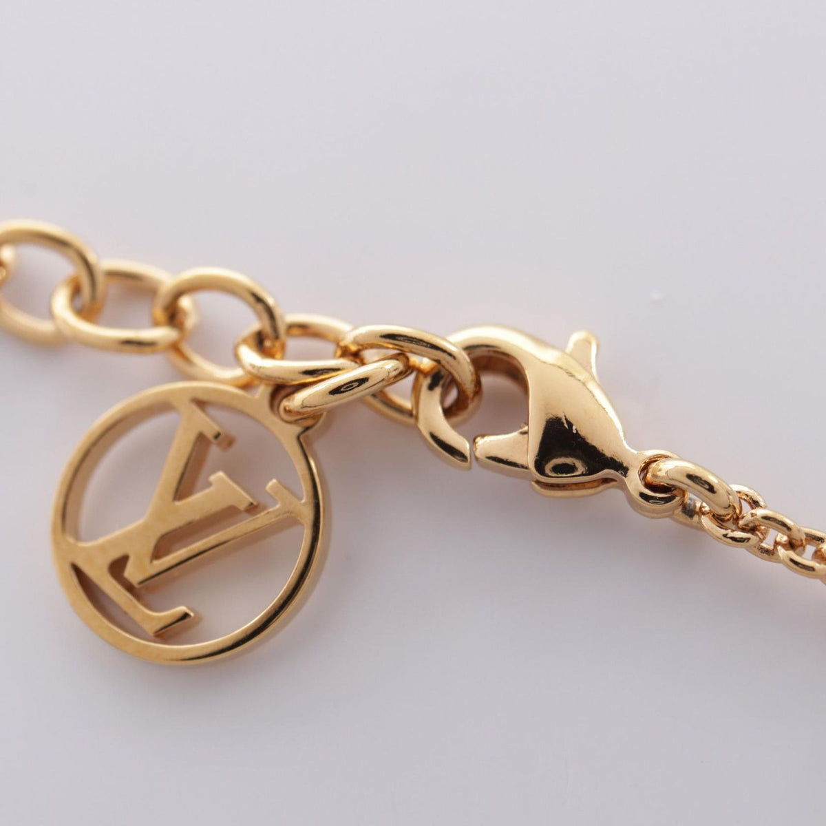 Louis Vuitton Necklace Essential V-neck — view 4