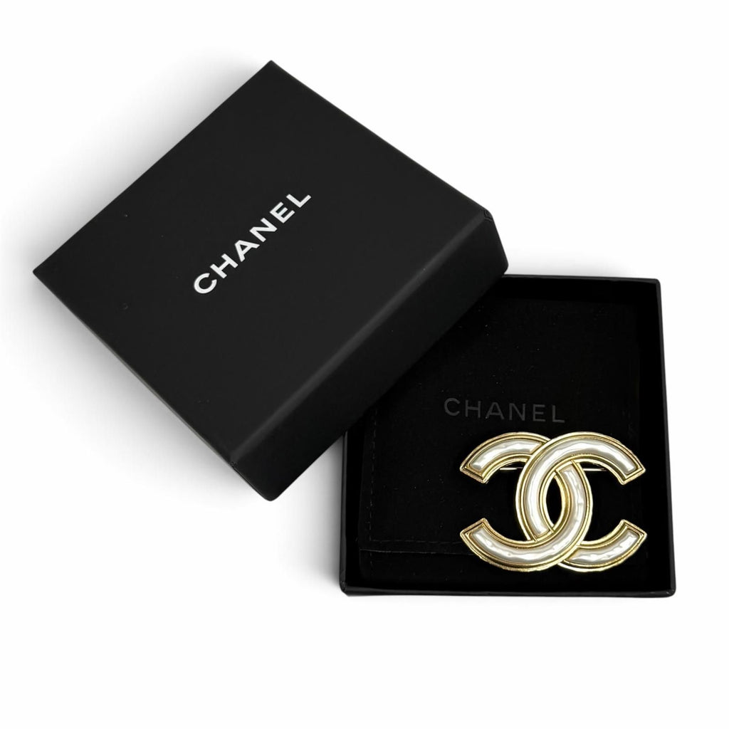 Chanel CC Logo Eco Pearl Brooch White Gold — view 2