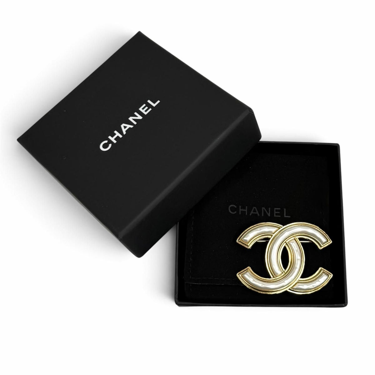 Chanel CC Logo Eco Pearl Brooch White Gold — view 2