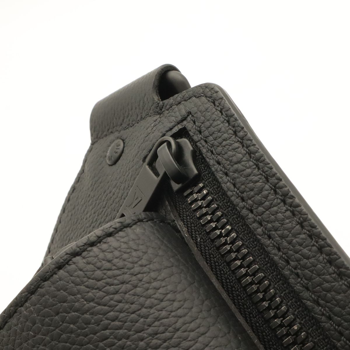 Louis Vuitton LV Aerogram Take Off Sling Bum Bag Noir Black — view 7