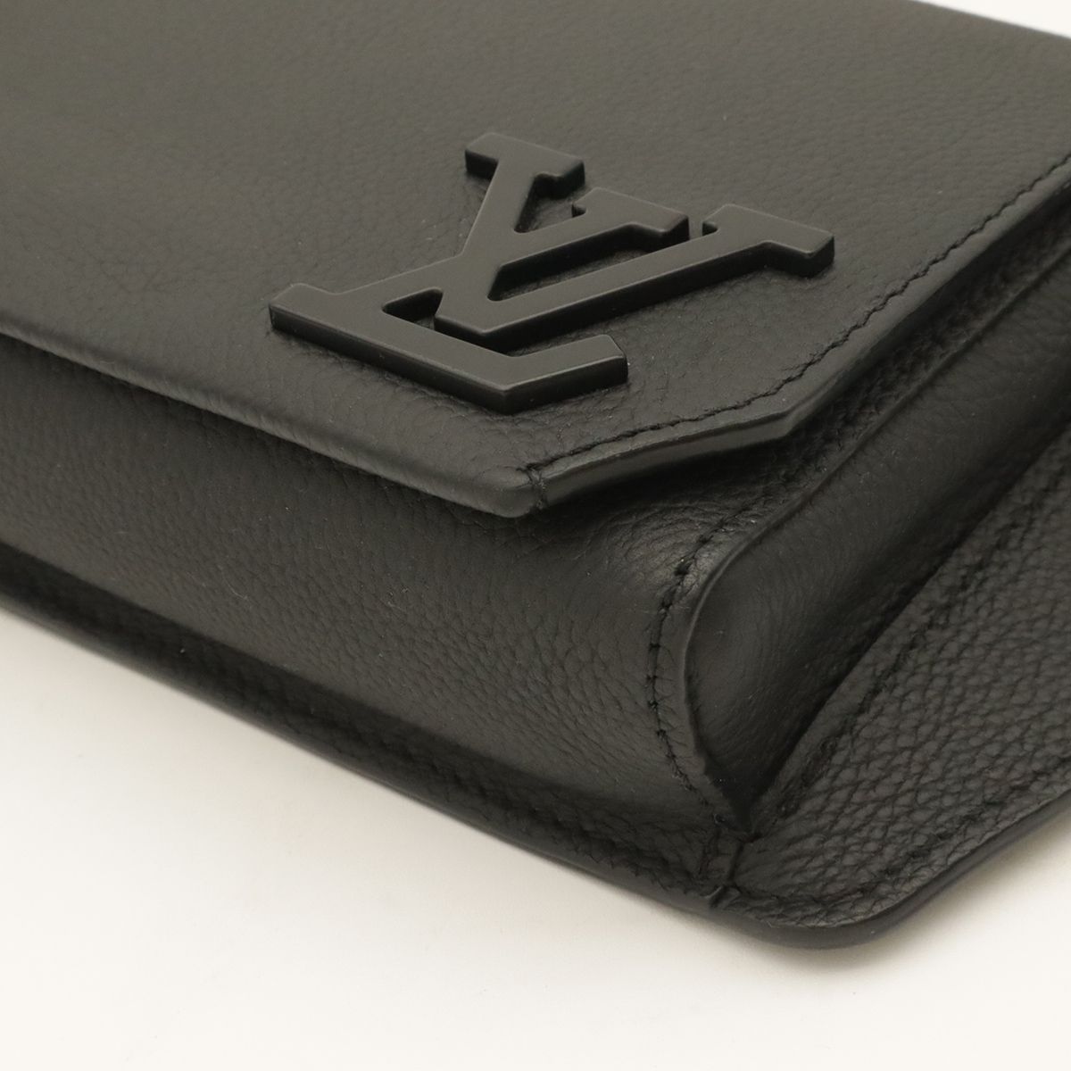 Louis Vuitton LV Aerogram Take Off Sling Bum Bag Noir Black — view 3