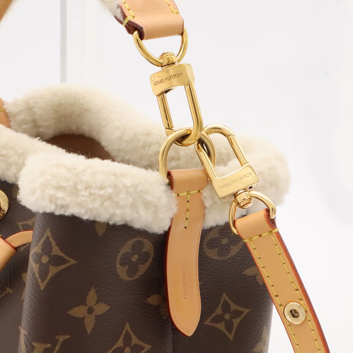 Louis Vuitton Cozygram Monogram Neo Noe BB 2-Way Shoulder Bag Shearling Fleece — view 4