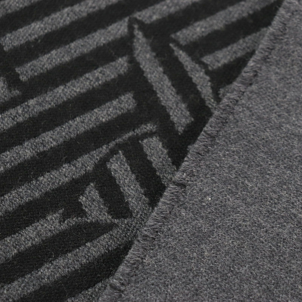 Louis Vuitton Echarpe LV Harmony Wool 100% Logo Patch Scarf Gray — view 4