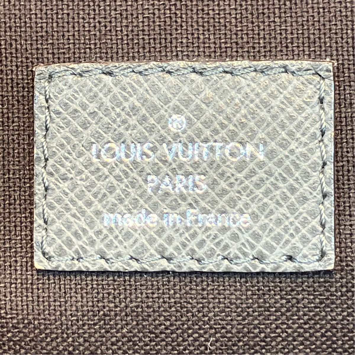 Louis Vuitton Sasha Taiga Shoulder Bag Leather — view 4