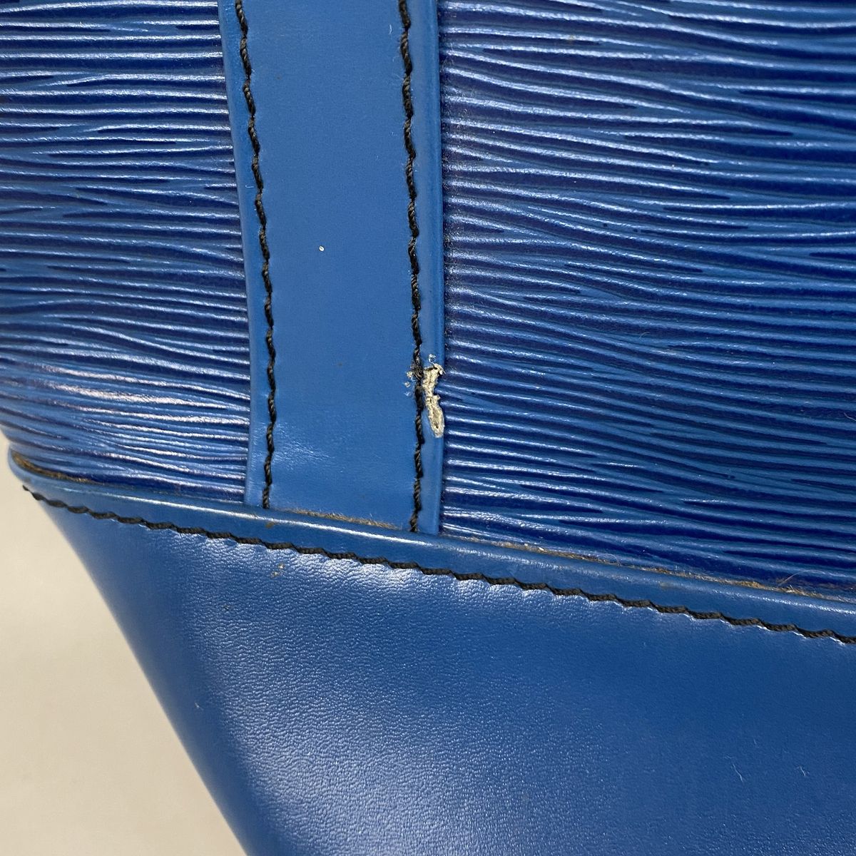 Louis Vuitton Shoulder Bag Epi Randonnee GM Toledo Blue — view 6