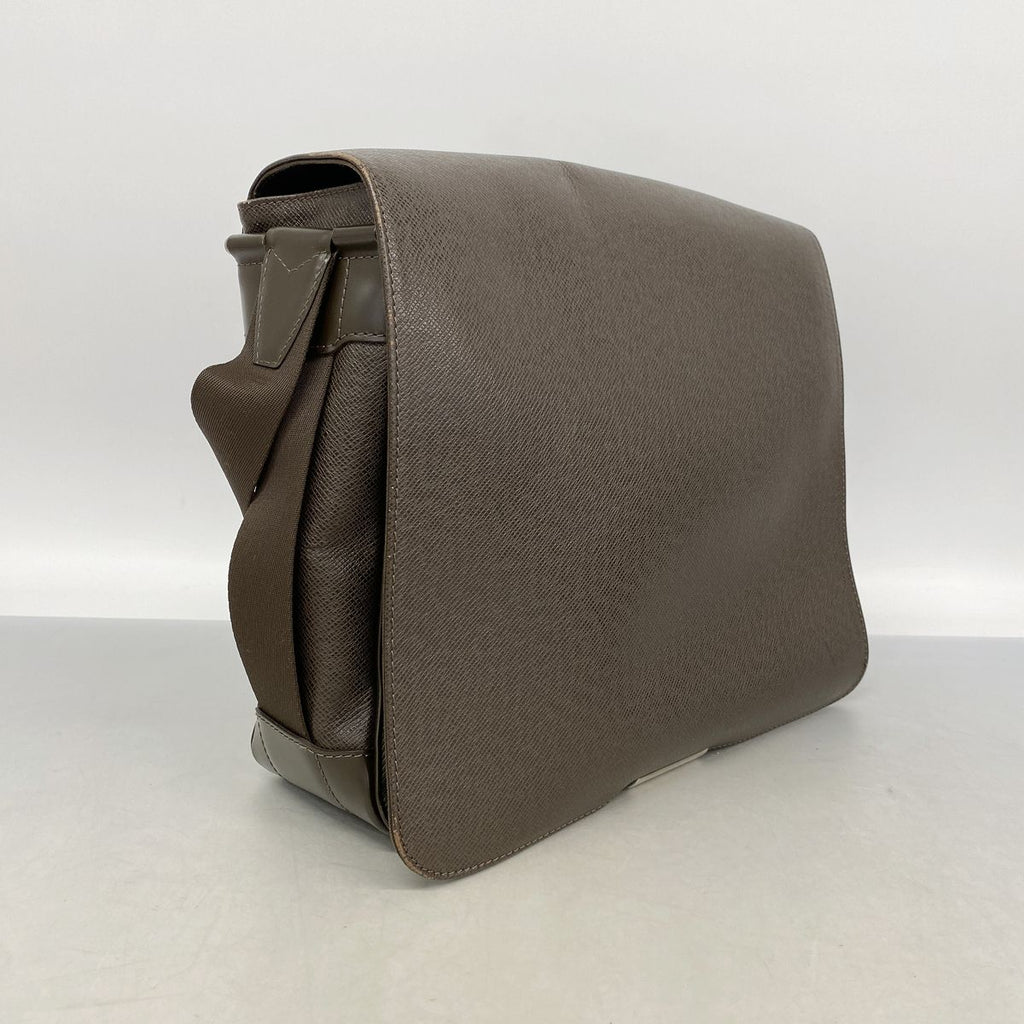 Louis Vuitton Shoulder Bag Taiga Victor Grizzly — view 2