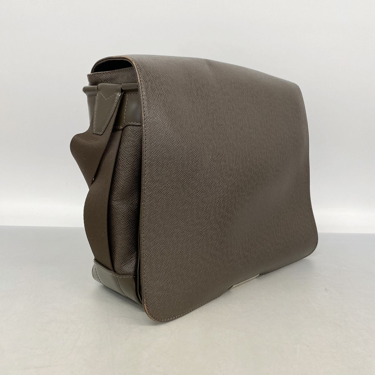 Louis Vuitton Shoulder Bag Taiga Victor Grizzly — view 2