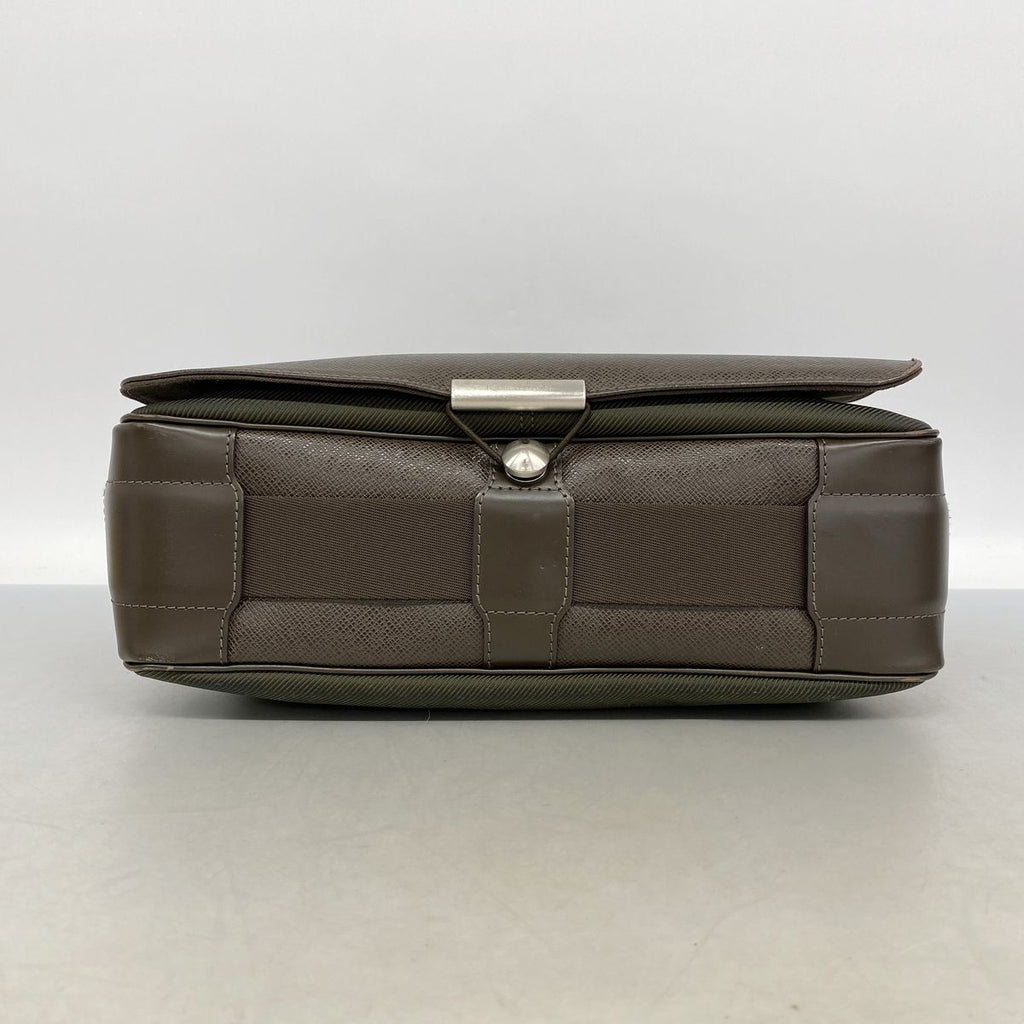 Louis Vuitton Shoulder Bag Taiga Victor Grizzly — view 3