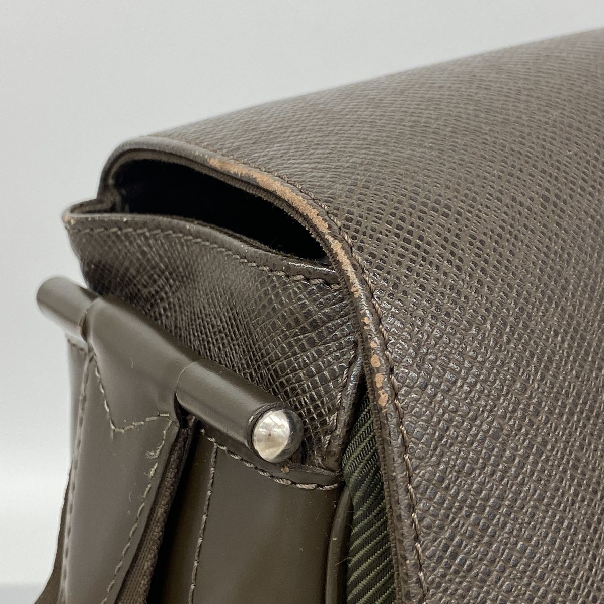 Louis Vuitton Shoulder Bag Taiga Victor Grizzly — view 7