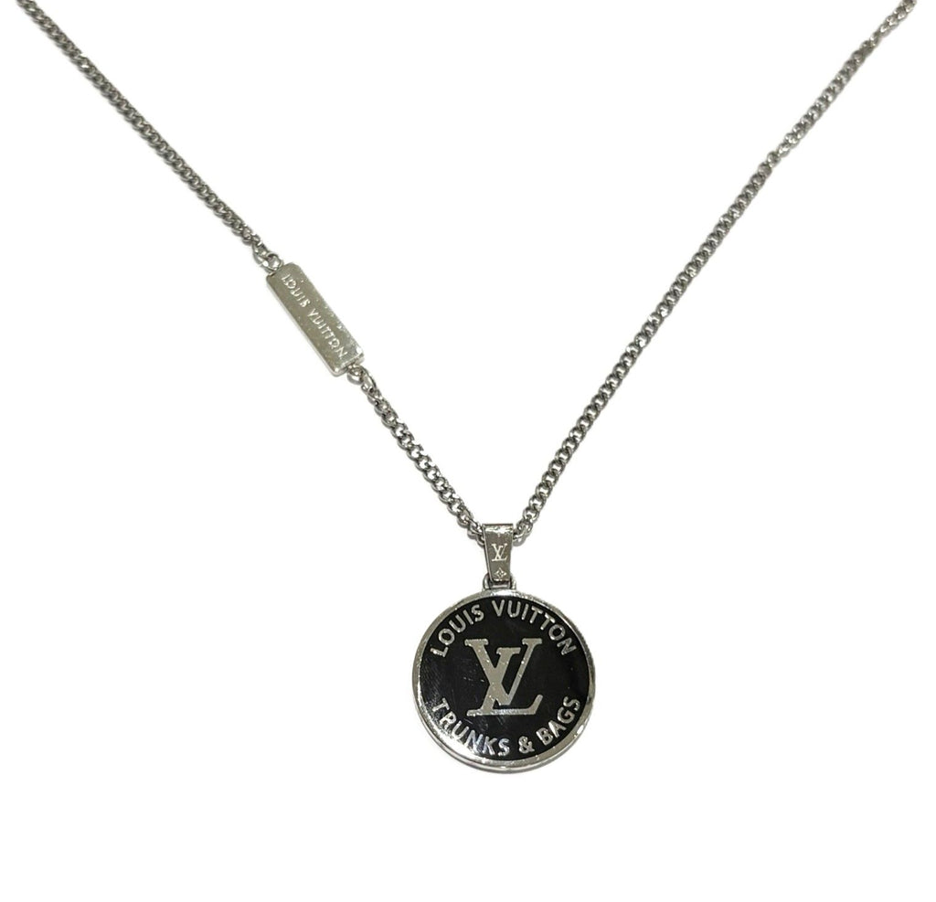 Louis Vuitton Collier LV Award Metal Necklace Stainless Steel — view 2