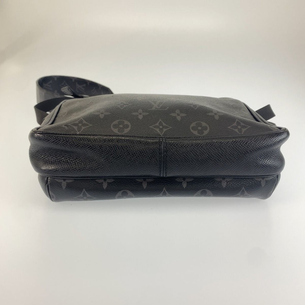 Louis Vuitton Taigarama Outdoor Messenger Noir Black Shoulder Bag — view 5