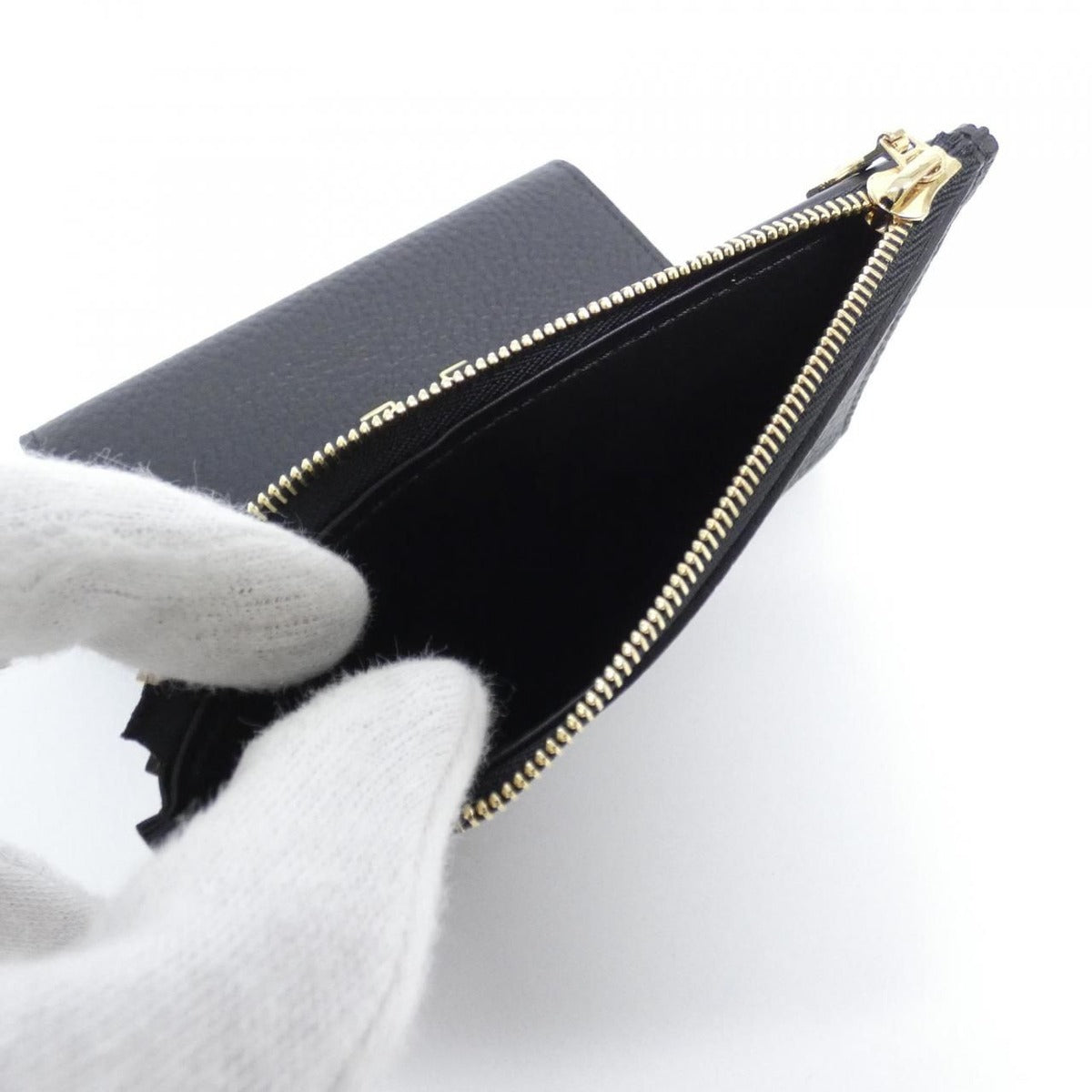 Louis Vuitton Taurillon Portefeuille Capucines Compact Wallet — view 7
