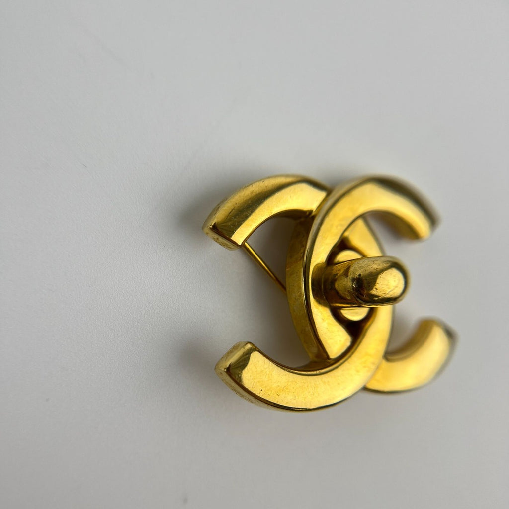 Chanel CC Logo Brooch Gold Turnlock Vintage — view 3
