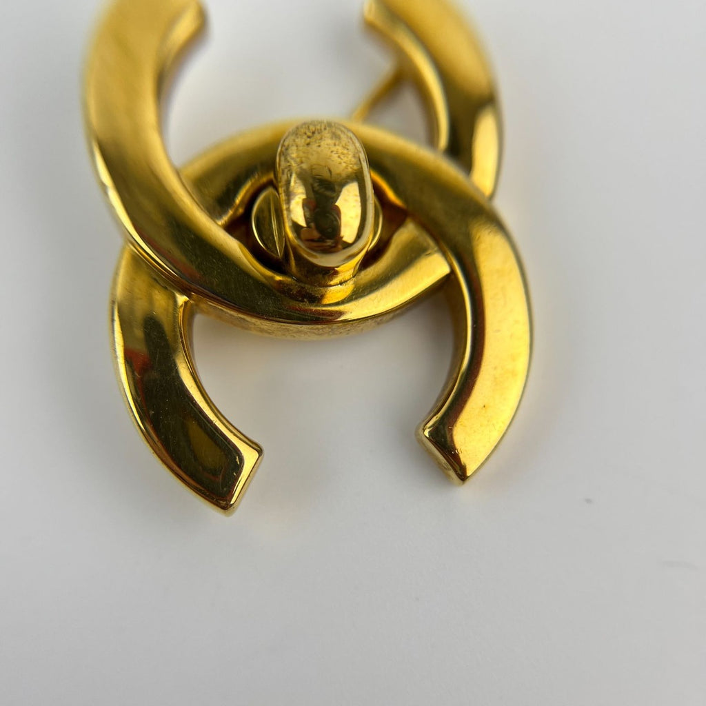Chanel CC Logo Brooch Gold Turnlock Vintage — view 5
