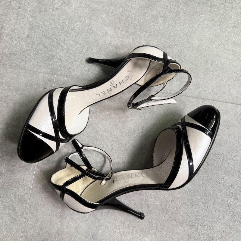 Chanel Pearl Coco Mark Ribbon Design Pumps Leather Patent Black White — view 4