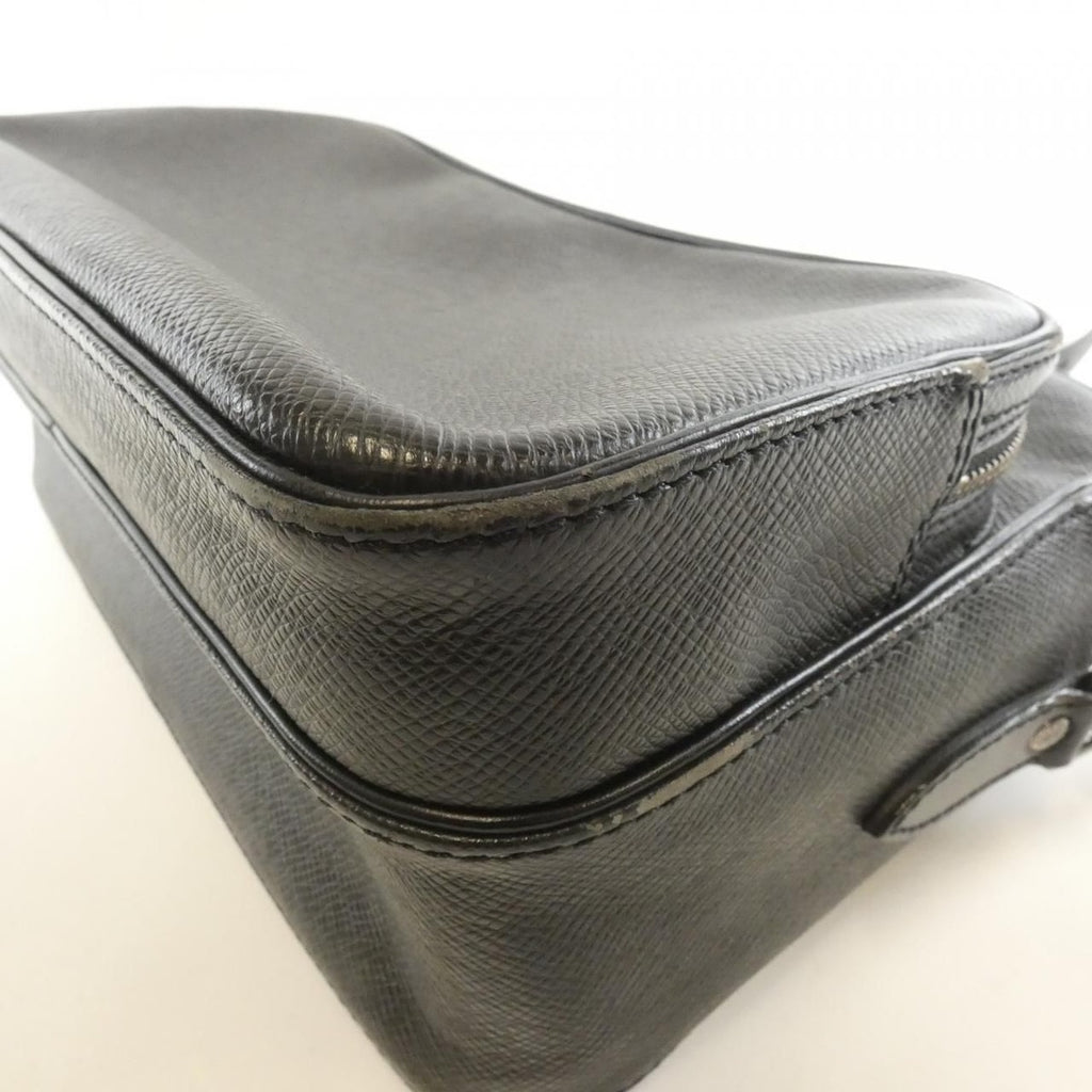 Louis Vuitton Taiga Nile Shoulder Bag — view 3