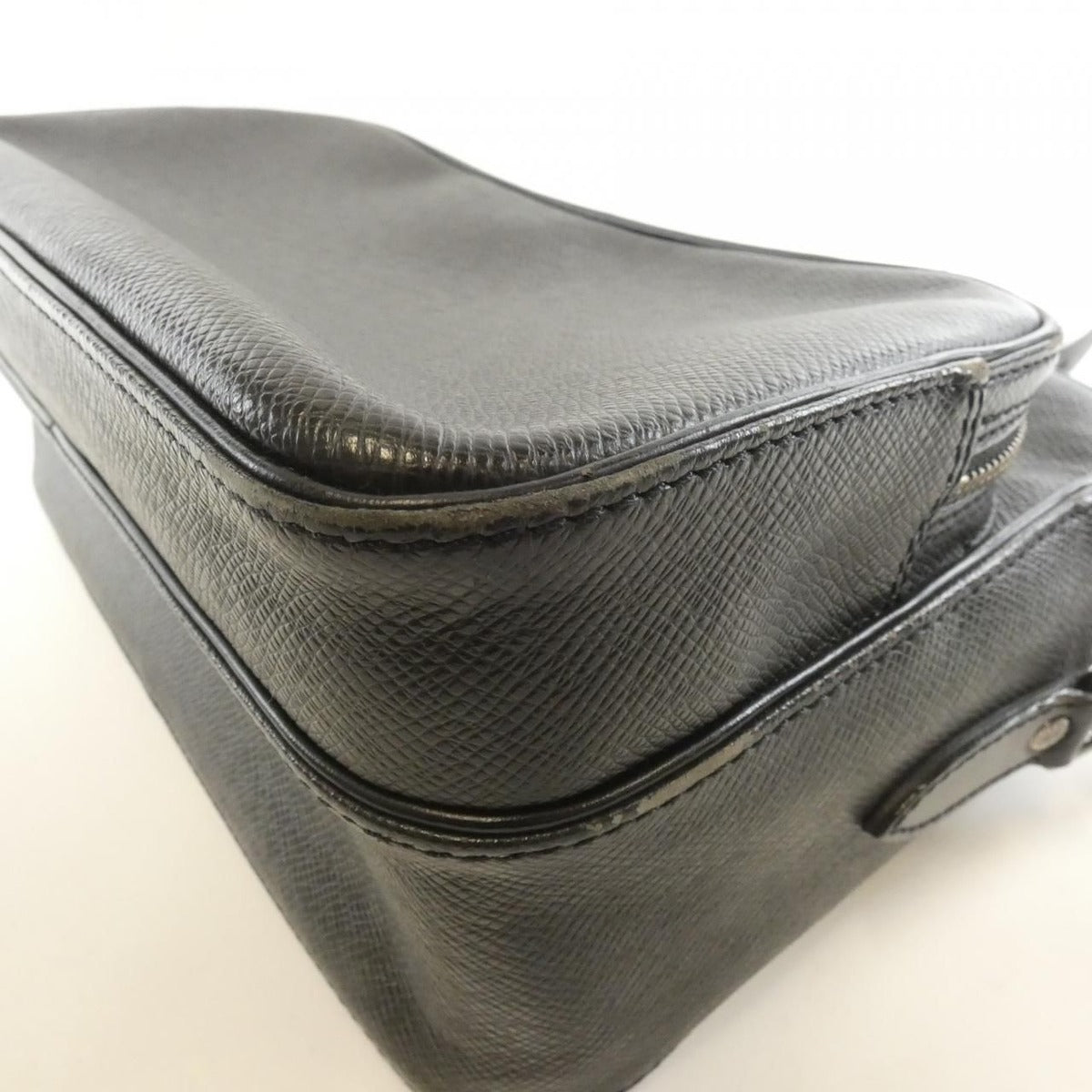 Louis Vuitton Taiga Nile Shoulder Bag — view 3