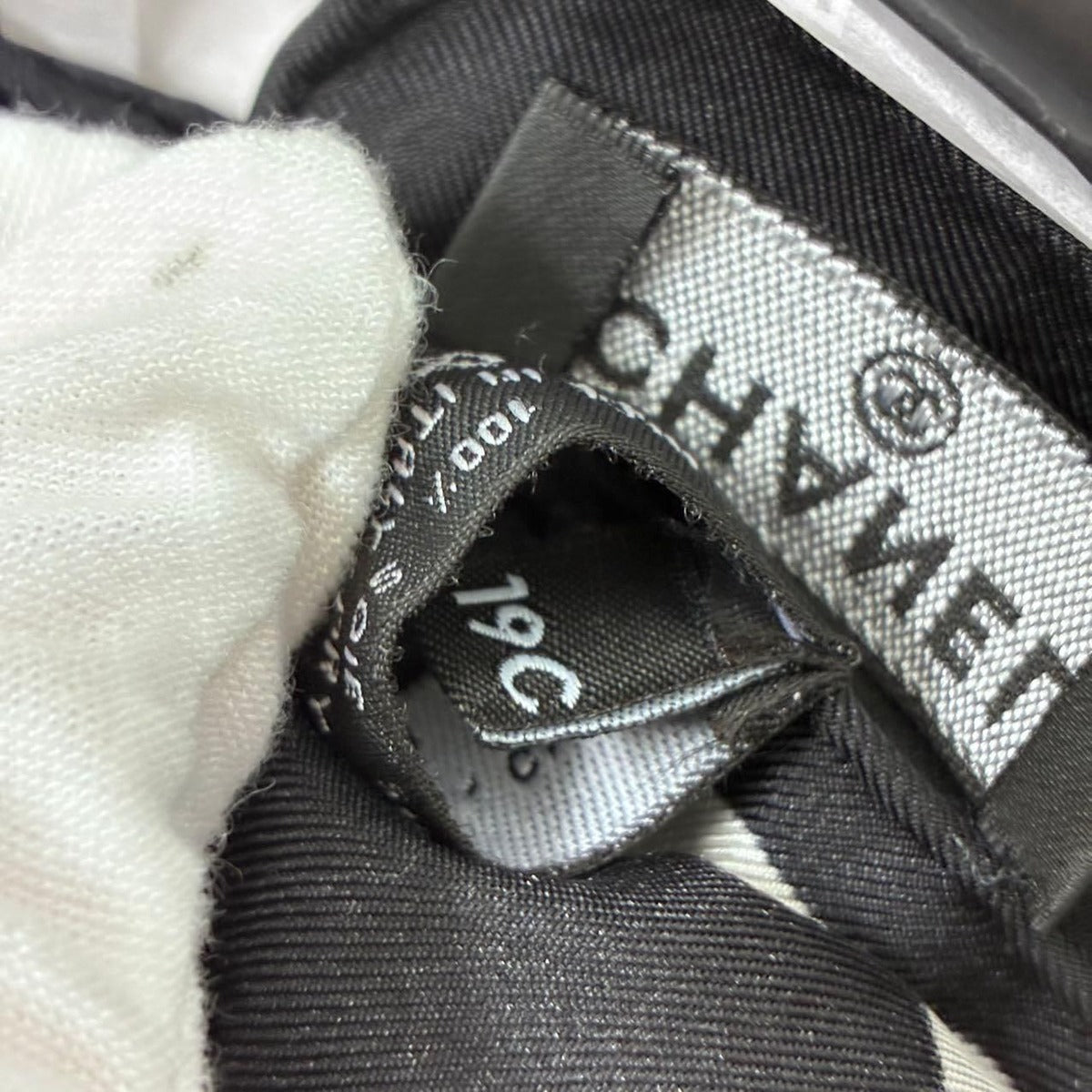 Chanel Large Scarf CC Logo Silk Pink — view 9